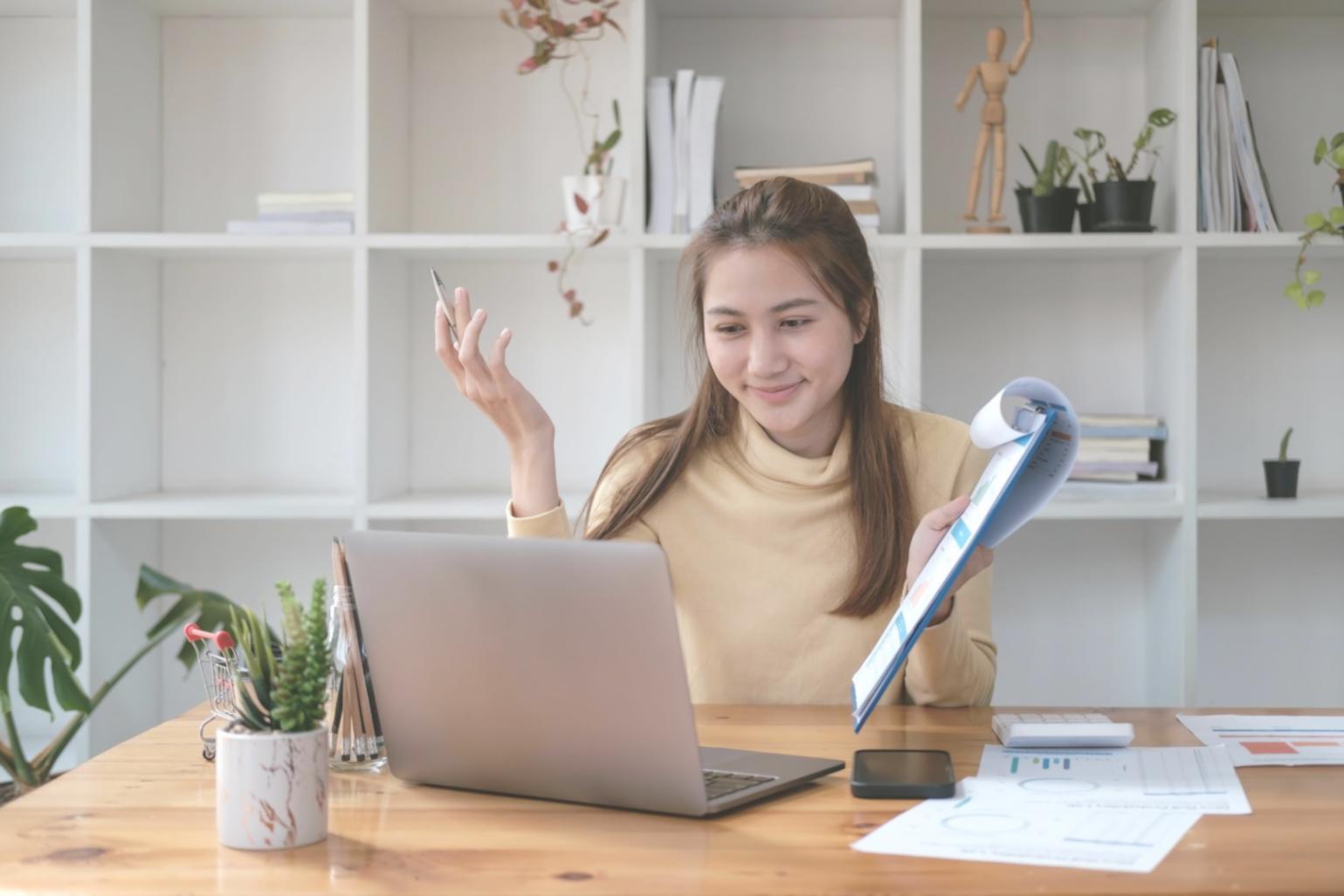 Finanzanalyse Arbeitsplatz mit Dokumenten und Grafiken